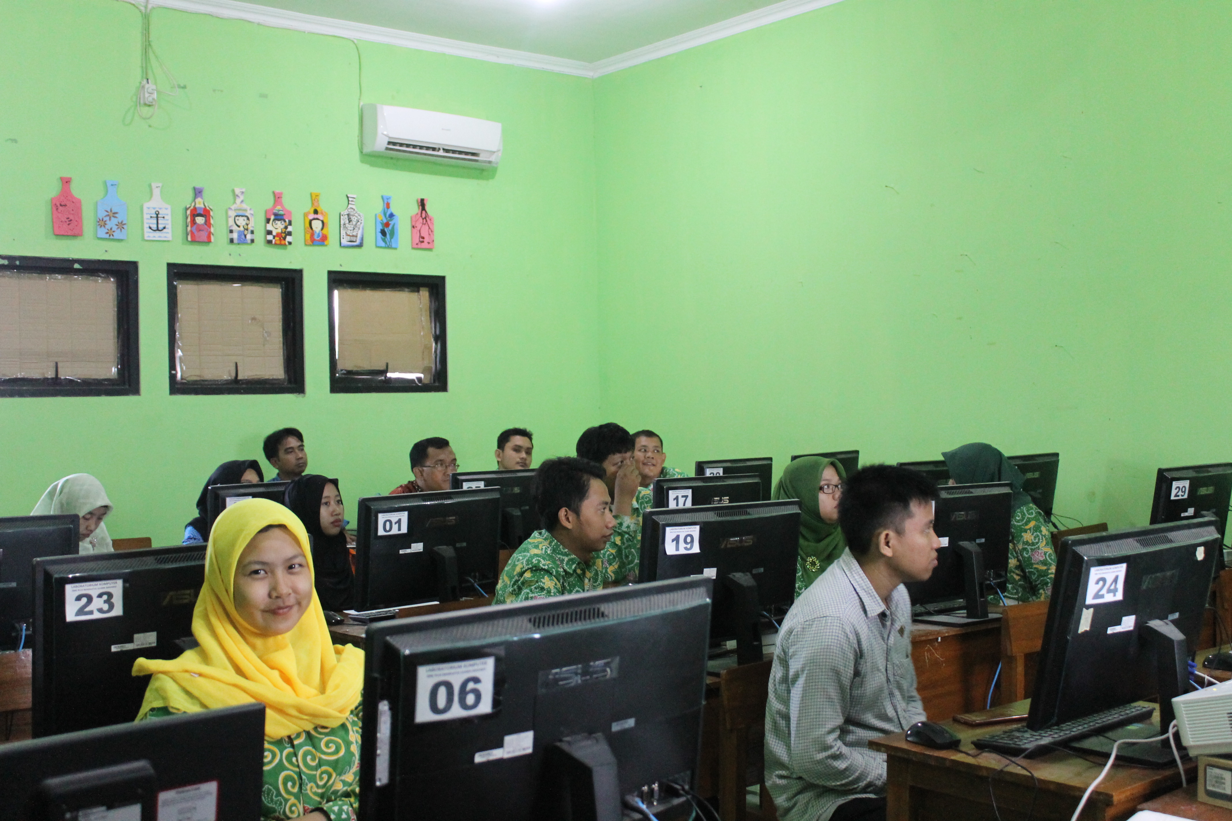 Pelatihan OnKlas untuk Guru dan Karyawan SMK Plus